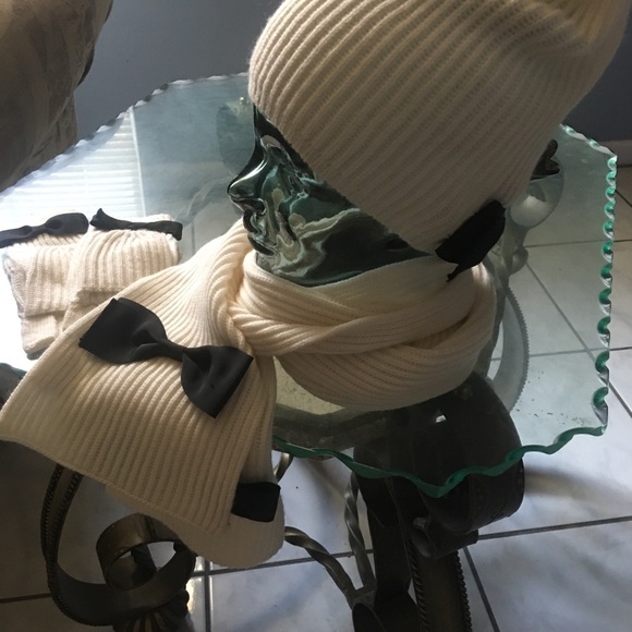 Kate Spade scarf,beanie & Mittens - Picture 5 of 7